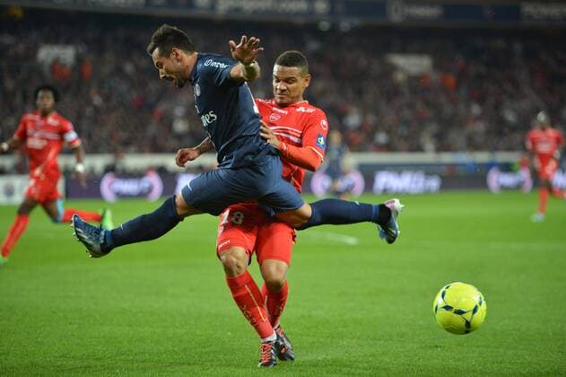 Ezequiel Lavezzi (psg) - Kenny Lala (val) FOOTBALL : Paris St Germain PSG vs Valenciennes FC: - Ligue 1 - 05 05 2013 AnthonyBIBARDFEP 