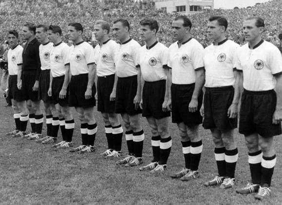 Mannschaftsfoto BR Deutschland WM Finale 1954, v.li.: Fritz Walter, Torwart Toni Turek, Horst Eckel, Helmut Rahn, Ottmar Walter, Werner Liebrich, Jupp Posipal, Hans Schäfer, Werner Kohlmeyer, Karl Mai, Max Morlock