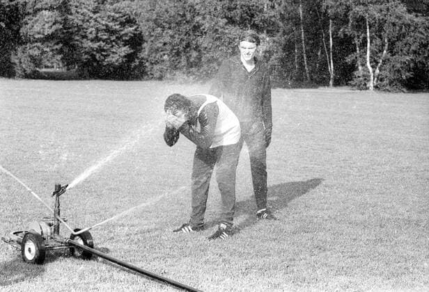 Torwart Sepp Maier (FC Bayern München, re.) und ein Teamkollege erfrischen sich mit der Sprinkleranlage