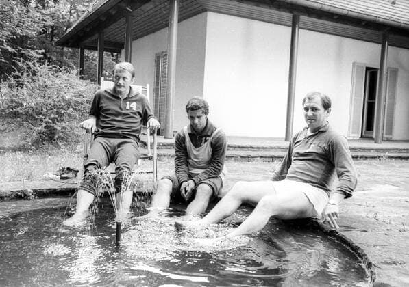 Werner Olk (li.), Trainer Branko Zebec (re.) und Gerd Müller (alle FC Bayern München) kühlen ihre Füsse