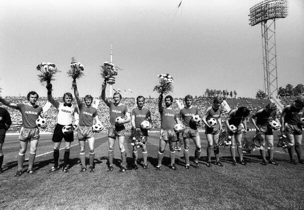 Ehrung für die Spieler des FC Bayern München für die Siege im Europapokal der Landesmeister, v.li.: Franz Beckenbauer, Torwart Sepp Maier, Jonny Hansen, Hans Georg Schwarzenbeck, Franz Roth, Gerd Müller, Rainer Zobel und Karl Heinz Rummenigge