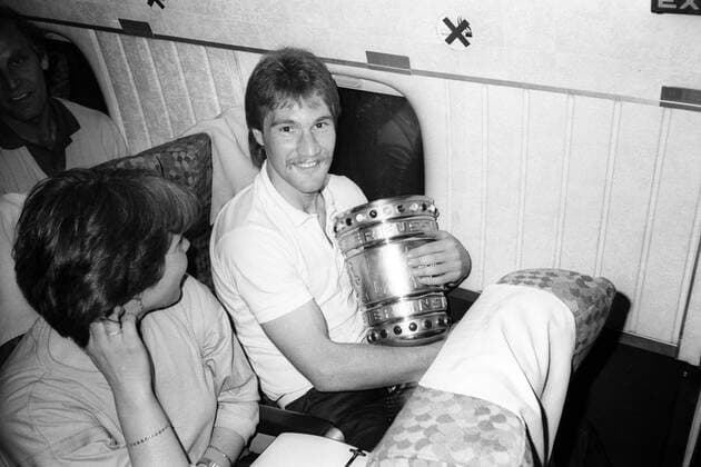 Der FC Bayern München ist DFB Pokalsieger 1984 - Wolfgang Grobe mit der Trophäe, daneben Ehefrau Angelika