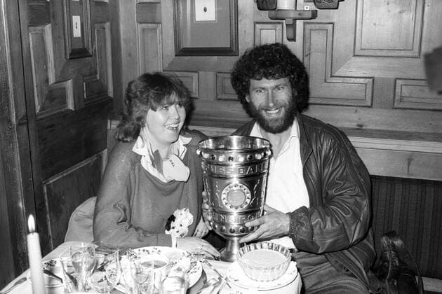 Der FC Bayern München ist DFB Pokalsieger 1982 und feiert dies im Restaurant Käfer - Paul Breitner (re.) mit Ehefrau Hildegard