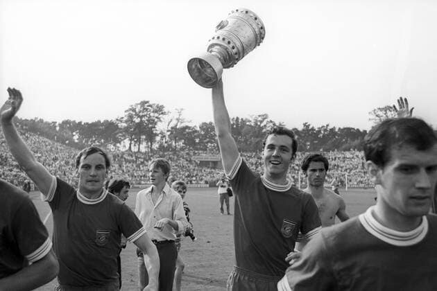 Der FC Bayern München ist DFB Pokalsieger 1969 - Jubel von Franz Beckenbauer (Mitte), Franz Roth (li.) und Gerd Müller