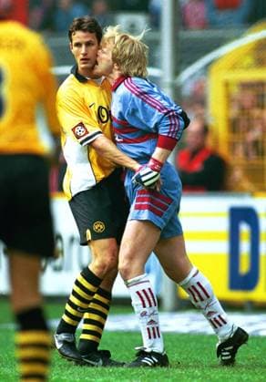 1.Bundesliga 24.Spieltag 03.04.1999, Borussia Dortmund - Bayern München 2:2 Torwart Oliver Kahn (bayern) versucht zuzubeißen - Heiko Herrlich (BVB) weiß nicht wie ihm geschieht.