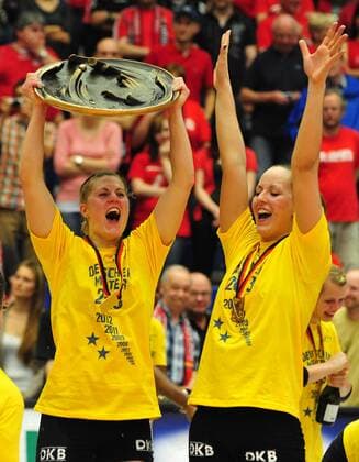 v.l.: Lisa Thomsen und Denise Hanke beim Jubel mit der Meisterschale, der Schweriner SC ist Deutscher Meister 2013, Schweriner SC, Schwerin, Volleyball, Play-Off Finale, Spiel um die Meisterschaft, 1. Bundesliga Frauen, 1. Liga, Margon-Arena Dresden Bodenbacher Straße, DSC, Saison 2012 2013, 08.05.2013,