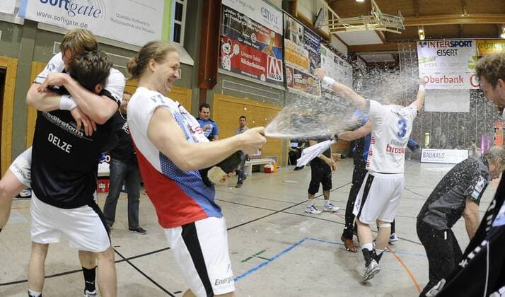 08.05.2013 - Handball - 2. Bundesliga - 33. Spieltag: HC Erlangen HCE - Bergischer HC - - Jubel Freude beim BHC nach Spielende - Sektdusche durch Emil Berggren (29, Bergischer HC )