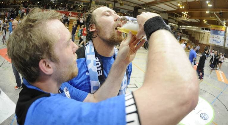08.05.2013 - Handball - 2. Bundesliga - 33. Spieltag: HC Erlangen HCE - Bergischer HC - - Jubel Freude beim BHC nach Spielende - Bier für ???