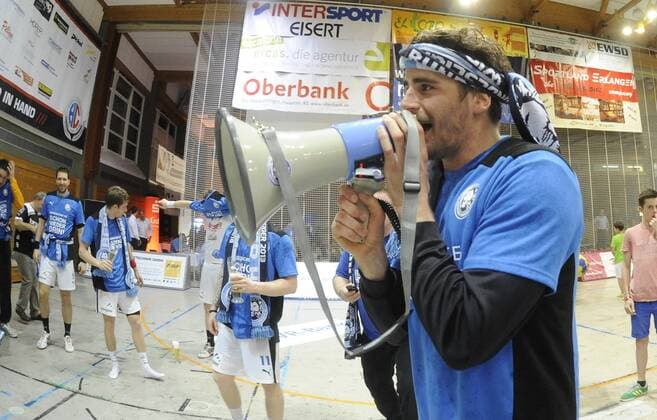 08.05.2013 - Handball - 2. Bundesliga - 33. Spieltag: HC Erlangen HCE - Bergischer HC - - Jubel Freude beim BHC nach Spielende - Alexander Oelze (15, Bergischer HC ) mit Megafon