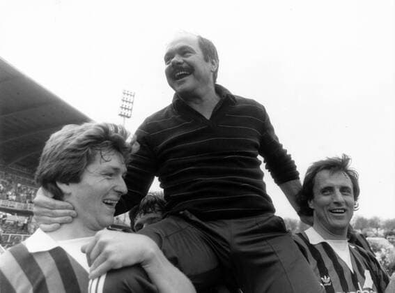Trainer Klaus Schlappner (Mitte) feiert mit Günter Sebert (re.) und Roland Dickgießer (alle SV Waldhof Mannheim) den Aufstieg in die 1. Bundesliga