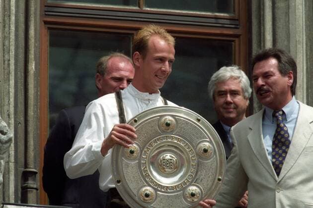 Der FC Bayern München ist deutscher Meister 1996 1997, Mario Basler mit der Meisterschale auf dem Rathausbalkon, daneben Manager Uli Hoeneß, Prof. Fritz Scherer und ARD Reporter Waldemar Hartmann