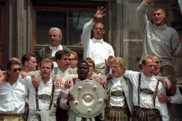 Der FC Bayern München ist deutscher Meister 1996 1997, v.li.: Klaus Augenthaler, Frank Wiblishauser, Christian Nerlinger, Trainer Giovanni Trapattoni, Markus Babbel, Samuel Osei Kuffour, Christian Ziege, Oliver Kahn, Mario Basler, Carsten Jancker und Alexander Zickler