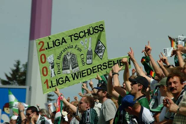 13.05.2001 - Fussball - Saison 2000 2001 - 2. Fussball - Bundesliga - 33. Spieltag: Borussia Mönchengladbach - - Gladbacher Fans feiern den Aufstieg