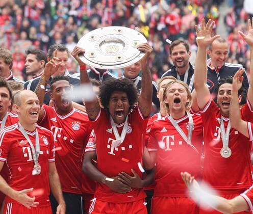 Fußball, FC Bayern München, Deutscher Meister 2013 DANTE (FC Bayern München) jubelt mit der Meisterschale, Fussball, Männer, GER, 1. Bundesliga, 33. Spieltag, FC Bayern München vs. FC Augsburg, Saison 2012 - 2013, 11.05.2013