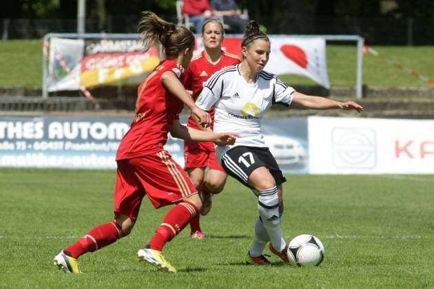 Frauenfußball, Bundesliga, 22. Spieltag: 1. FFC Frankfurt - FC Bayern München am Sonntag (12.05.2013) im Stadion am Brentanobad in Frankfurt am Main. Jessica Wich (1. FFC Frankfurt, R), Laura Feiersinger (FC Bayern München).