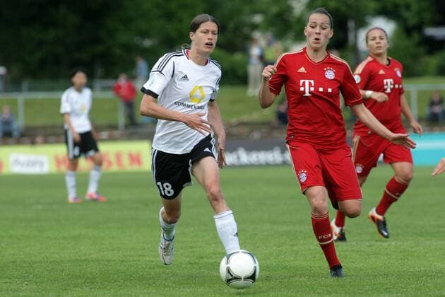 Frauenfußball, Bundesliga, 22. Spieltag: 1. FFC Frankfurt - FC Bayern München am Sonntag (12.05.2013) im Stadion am Brentanobad in Frankfurt am Main. Kerstin Garefrekes (1. FFC Frankfurt, L), Sarah Romert (FC Bayern München).