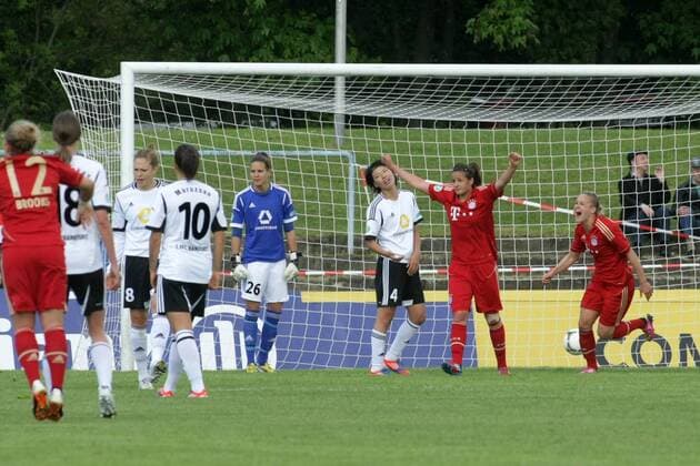 Frauenfußball, Bundesliga, 22. Spieltag: 1. FFC Frankfurt - FC Bayern München am Sonntag (12.05.2013) im Stadion am Brentanobad in Frankfurt am Main. Jubel Bayern nach 0:1 durch Laura Feiersinger (FC Bayern München).