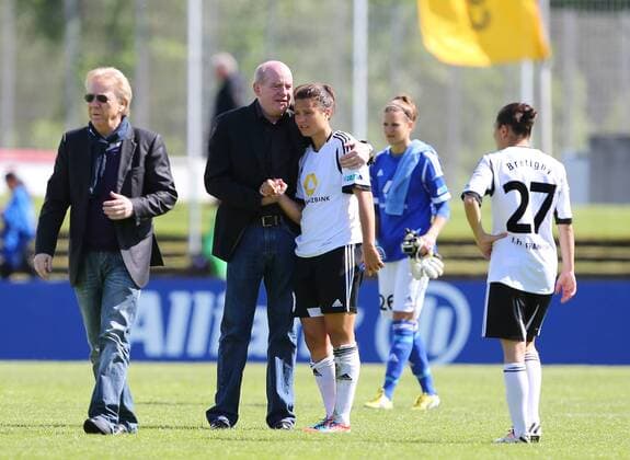 12.05.2013, xtvx, 1.Bundesliga Damen, 1.FFC Frankfurt - FC Bayern München, v.l. Manager Siegfried Dietrich (1. FFC Frankfurt) und Dzsenifer Marozsan (1. FFC Frankfurt) enttäuscht, enttäuscht schauend, dissapointed