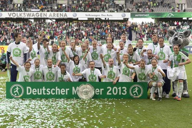 12.05.2013, Volkswagen Arena, Wolfsburg, Frauenfussball Ligaspiel, 1. Liga, VfL Wolfsburg Meisterfeier, im Bild Die Mannschaft vom VfL Wolfsburg feiert mit der Meisterschale GER, 1. FBL, Meisterfeier der Frauen des VfL Wolfsburg 2013