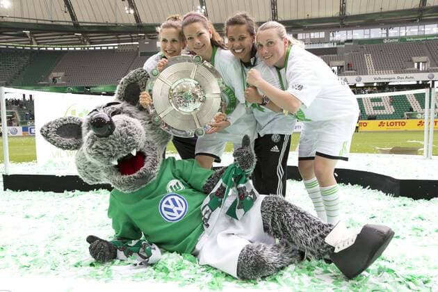 12.05.2013, Volkswagen Arena, Wolfsburg, Frauenfussball Ligaspiel, 1. Liga, VfL Wolfsburg Meisterfeier, im Bild Annabel Jaeger (15, VfL Wolfsburg, li.), Maren Tetzlaff (6, VfL Wolfsburg), Eve Chandraratne (8, VfL Wolfsburg) und Stephanie Bunte (20, VfL Wolfsburg) feiern mit der Meisterschale und Woelfi GER, 1. FBL, Meisterfeier der Frauen des VfL Wolfsburg 2013