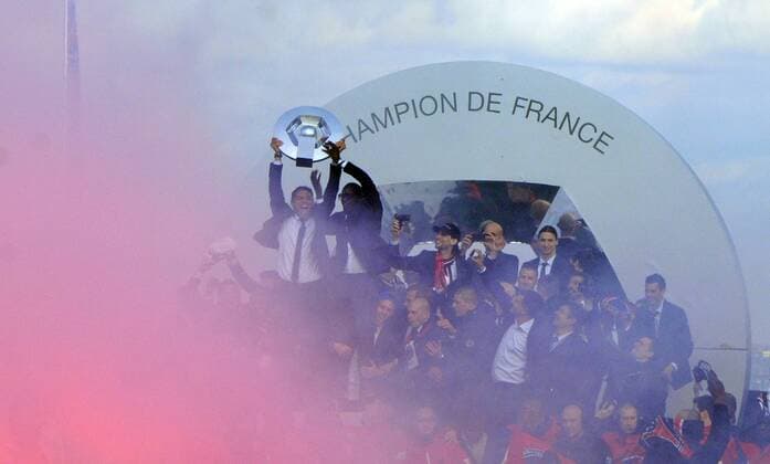 (130513) -- PARIS, May 13, 2013 (Xinhua) -- Saint-Germain s fans light fireworks in Paris on May 13, 2013, as several thousand supporters celebrate with Thiago Silva for French League title. (Xinhua Wang Zijiang) FBL-FRA-PSG 