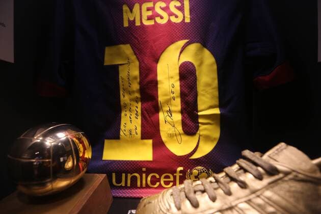 FUSSBALL - Bayern, Open Media Day MÜNCHEN, DEUTSCHLAND, 14.MAI.13 - FUSSBALL - DFL, 1. Deutsche Bundesliga, FC Bayern München, Open Media Day, FC Bayern Erlebniswelt. Bild zeigt Trikot von Lionel Messi (FC Barcelona). 
