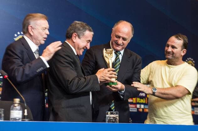 Carlos Alberto Parreira, Jose Maria Marin und Luis Felipe Scolari bekommen während einer Pressekonferenz der Selecao im Hotel Sofitel eine Nachbildung des alten WM Pokals überreicht. Rio de Janeiro RJ, Brasil 14 05 2013. x(11)xCelsoxPupox xFotoarenax  (16288)