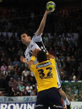 Kiel, 14. Mai 2013 - Sport, Handball, 1. Bundesliga, Saison 2012 2013, THW Kiel - Rhein-Neckar Löwen: Marko Vujin (THW Kiel oben) und Alexander Petersson (Rhein-Neckar Löwen 32)