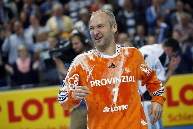 Kiel, 14. Mai 2013 - Handball, 1. Bundesliga 2012 13, THW Kiel - Rhein-Neckar Löwen: Der THW Kiel gewinnt die Deutsche Handballmeisterschaft 2013. Es ist bereits der 18. Titelgewinn für die Kieler. Thierry Omeyer (THW Kiel, 1) nach einer Bierdusche.