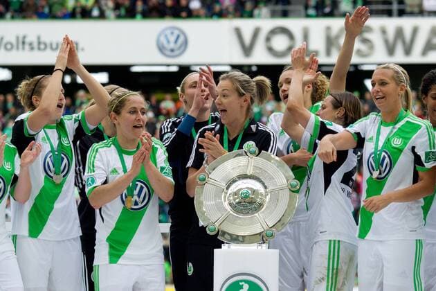 Laura Vetterlein,Anna Blässe,Zsanett Jakabfi,Martina Müller,Lena Goeßling (v.li.,VfL Wolfsburg) mit der Meisterschale - 1. Fußball Bundesliga Punktspiel Saison 2012-13 VFL Wolfsburg vs. SC Bad Neuenahr in der Volkswagen Arena in Wolfsburg - 12.05.2013, Deutschland, Fußball, Frau,Frauen