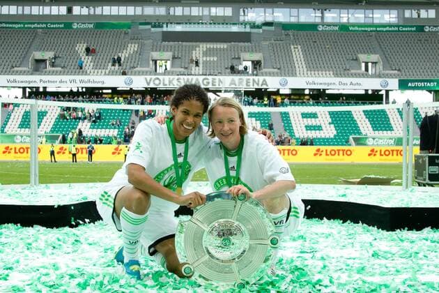 Navina Omilade Keller (li.) und Conny Pohlers (VfL Wolfsburg) mit Meisterschale - 1. Fußball Bundesliga Punktspiel Saison 2012-13 VFL Wolfsburg vs. SC Bad Neuenahr in der Volkswagen Arena in Wolfsburg - 12.05.2013, Deutschland, Fußball, Frau,Frauen