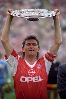 Der FC Bayern München ist deutscher Meister 1989 1990, Klaus Augenthaler präsentiert die Meisterschale