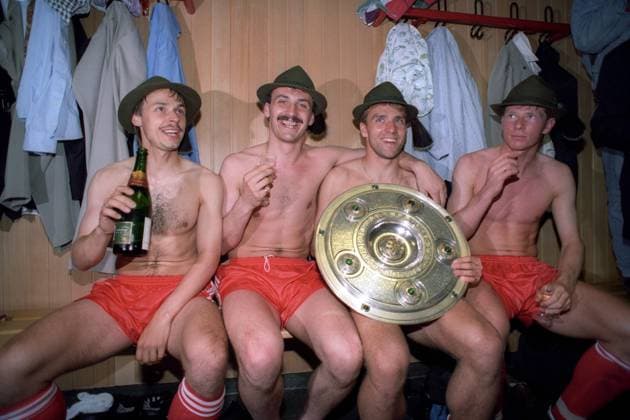 Der FC Bayern München ist deutscher Meister 1989 1990, v.li.: Olaf Thon, Jürgen Kohler, Hansi Flick und Stefan Reuter