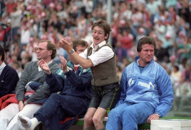 Trainer Jupp Heynckes, Co Trainer Egon Coordes und Manager Uli Hoeneß mit Gast auf der Bank