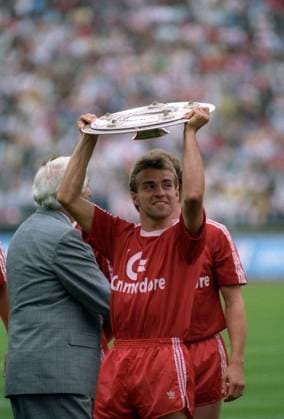 Der FC Bayern München ist deutscher Meister 1988 1989, Hansi Flick präsentiert die Meisterschale