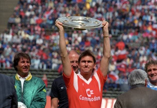 Der FC Bayern München ist deutscher Meister 1986 1987, Klaus Augenthaler präsentiert die Meisterschale, li. Sänger Udo Jürgens
