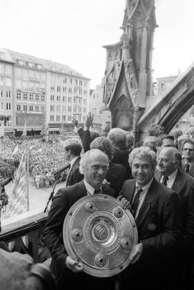 Der FC Bayern München ist deutscher Meister 1986 1987, Trainer Udo Lattek und Präsident Prof. Fritz Scherer mit der Meisterschale auf dem Rathausbalkon