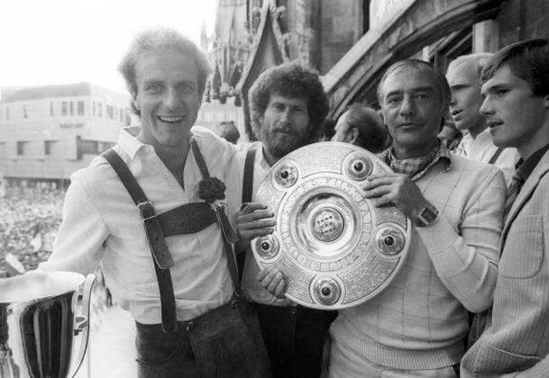 Fußball, FC Bayern München, Deutscher Meister 1981 Der FC Bayern München ist deutscher Meister 1980 1981, v.li.: Karl Heinz Rummenigge, Paul Breitner und Trainer Pal Csernai