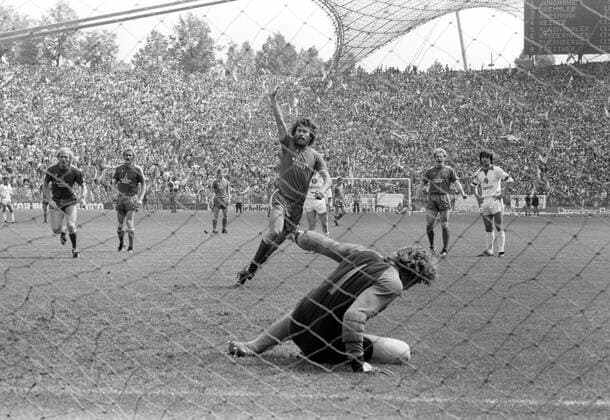 Paul Breitner (FC Bayern München) verwandelt gegen Torwart Uwe Hain (Eintracht Braunschweig) den Elfmeter zum 1:0