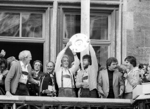 Der FC Bayern München ist deutscher Meister 1979 1980, Karl Heinz Rummenigge und Paul Breitner präsentieren die Meisterschale auf dem Rathausbalkon, daneben Dieter Hoeneß und ARD Reporter Waldemar Hartmann