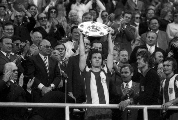 Der FC Bayern München ist deutscher Meister 1971 1972, Franz Beckenbauer präsentiert die Meisterschale
