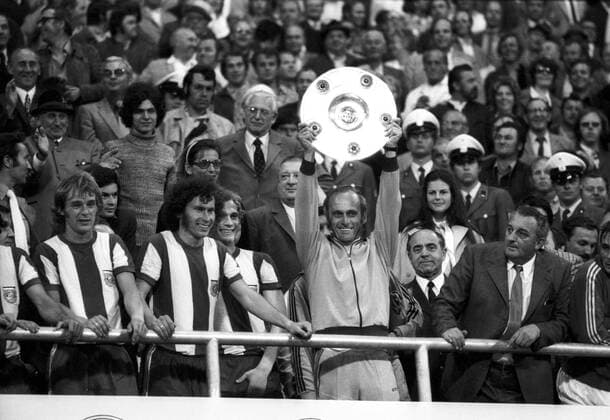 Der FC Bayern München ist deutscher Meister 1971 1972, Trainer Udo Lattek präsentiert die Meisterschale, daneben Rainer Zobel, Paul Breitner, Uli Hoeneß
