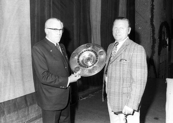 Der FC Bayern München ist deutscher Meister 1971 1972, Präsident Wilhelm Neudecker (li.) mit der Meisterschale