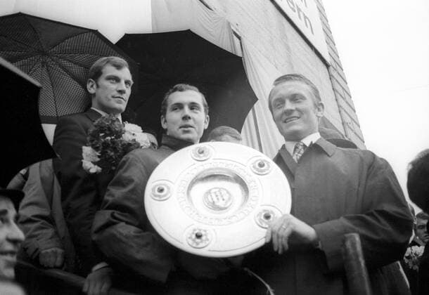 Fußball, FC Bayern München, Deutscher Meister 1969 Der FC Bayern München ist deutscher Meister 1968 1969, v.li.: Franz -Bulle- Roth, Franz Beckenbauer und Werner Olk mit der Meisterschale