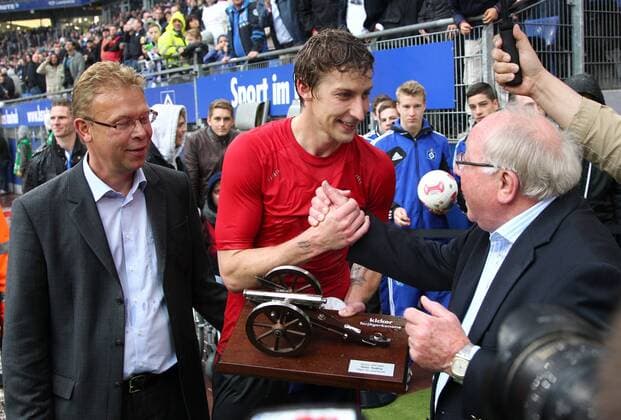 Stefan Kießling erhält Torjägerkanone von Uwe Seeler Torschützenkönig Fußball Fussball erste 1.Bundesliga Herren Saison 2012 13 18.05.2013 Imtech Arena Hamburger SV HSV vs. Bayer 04 Leverkusen