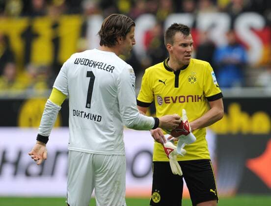 18-05-2013, Fussball, Saison 2012-2013, 1. Bundesliga, 34. Spieltag, Borussia Dortmund - 1899 Hoffenheim 1-2, Torhüter Roman Weidenfeller (Borussia Dortmund), li., gibt nach seiner Roten Karte, Kevin Großkreutz (Borussia Dortmund) seine Torwarthandschuhe.