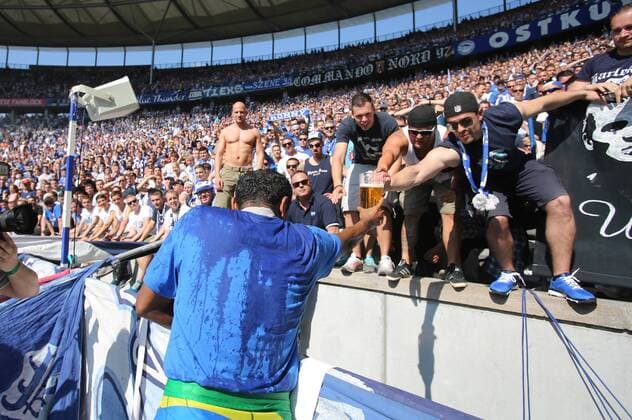 Ronny (Hertha BSC), reicht den Fans in der Ostkurve ein Bier rüber Hertha BSC Berlin vs FC Energie Cottbus, 2.Bundesliga 2012 2013, Fußball, Fussball, soccer, Herren, Deutschland, Germany, Ergebnis 1:1 Berlin, 19.5.2013, Olympiastadion