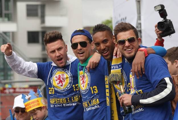 v.l. Ermin Bicakcic (Eintracht Braunschweig), Marjan Petkovic (Eintracht Braunschweig), Pierre Merkel (Eintracht Braunschweig), Ken Reichel (Eintracht Braunschweig). Aufstiegsempfang Eintracht Braunschweig Schlossplatz Braunschweig mit autokorso und eintrag in das Goldene Buch der stadt braunschweig