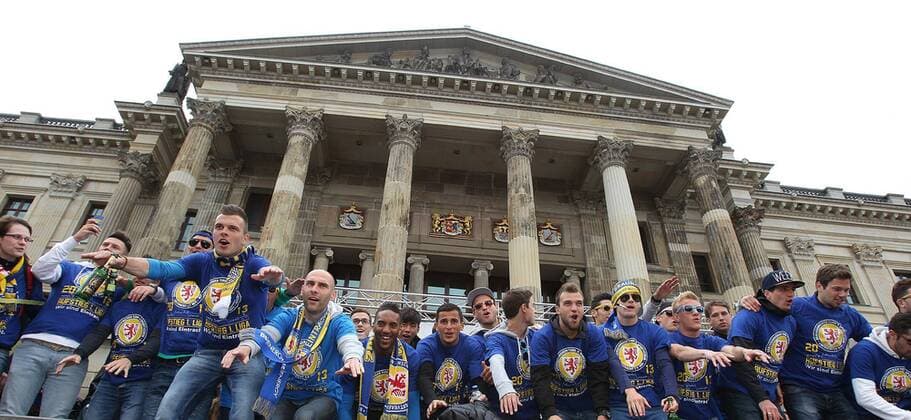 Laola Welle auf der Schlossbühne der Braunschweiger Mannschaft. Aufstiegsempfang Eintracht Braunschweig Schlossplatz Braunschweig mit autokorso und eintrag in das Goldene Buch der stadt braunschweig