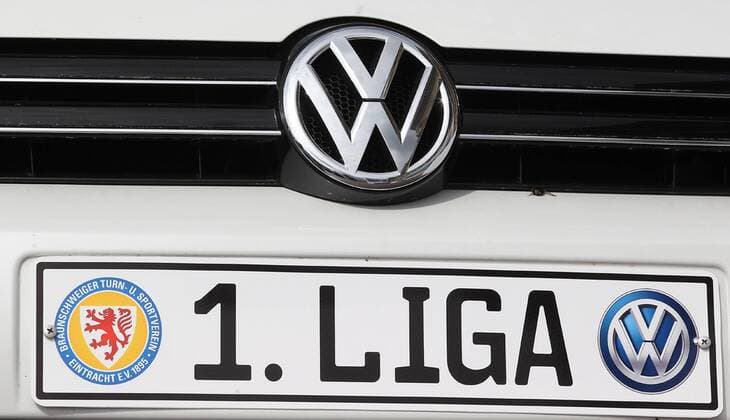 Logo von Volkswagen und Eintracht Braunschweig mit dem Schriftzug 1. Liga. Aufstiegsempfang Eintracht Braunschweig Schlossplatz Braunschweig mit autokorso und eintrag in das Goldene Buch der stadt braunschweig